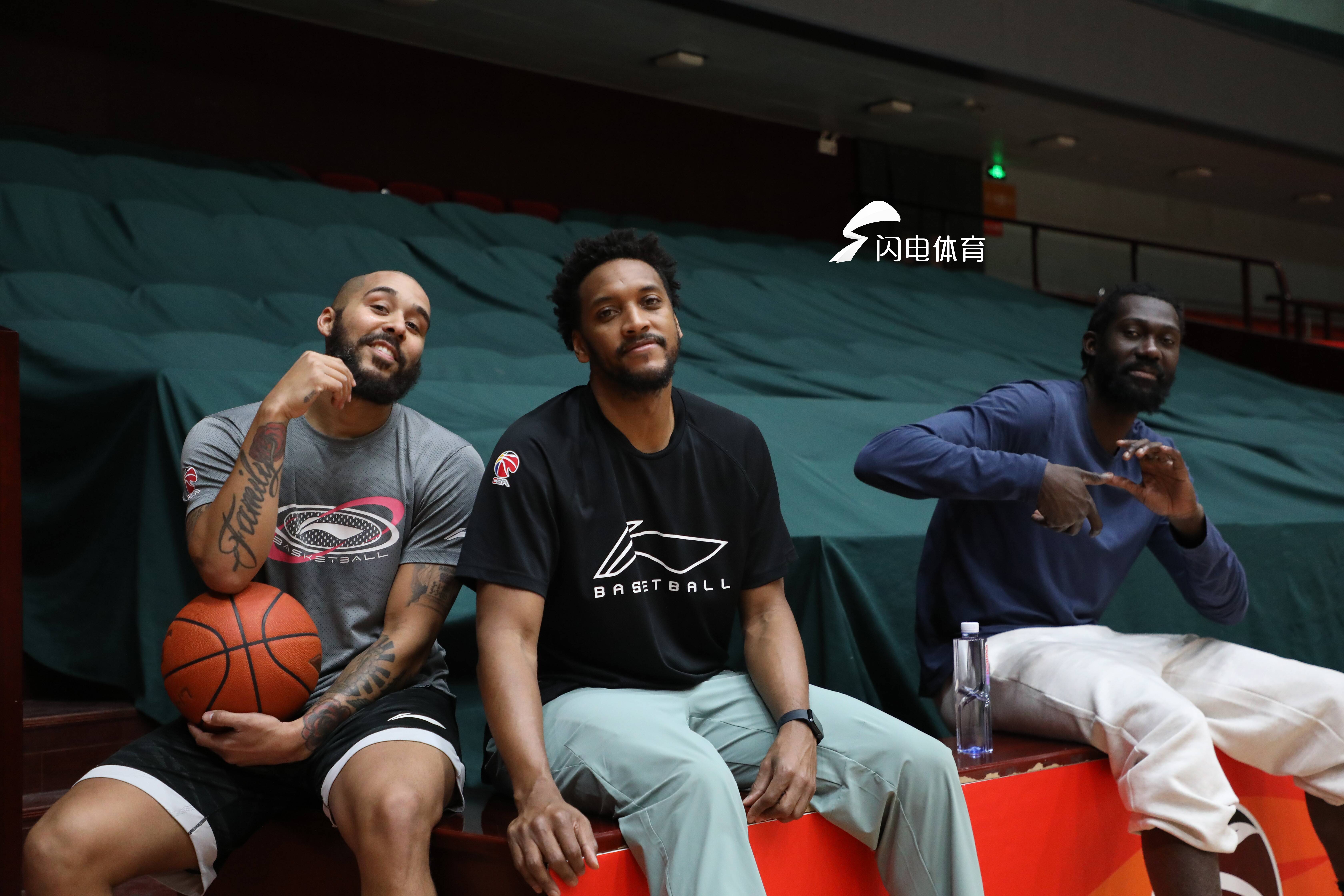 转折点曼城篮板制胜赛后洛杉矶湖人调整名单以备CBA常规赛，媒体一致点评：曼联赛前止住颓势的简单介绍